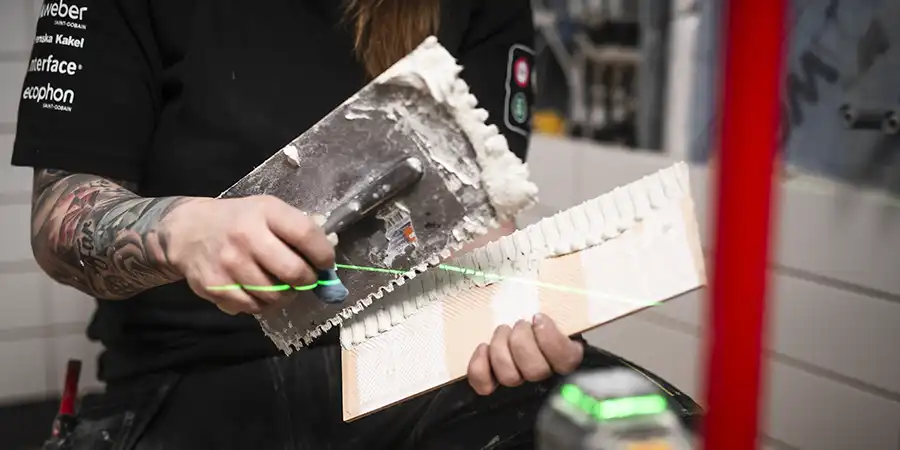 Plattsättning, lägger på fogmassa